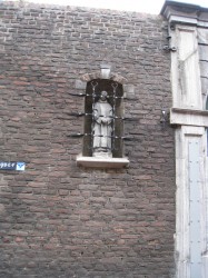 statue